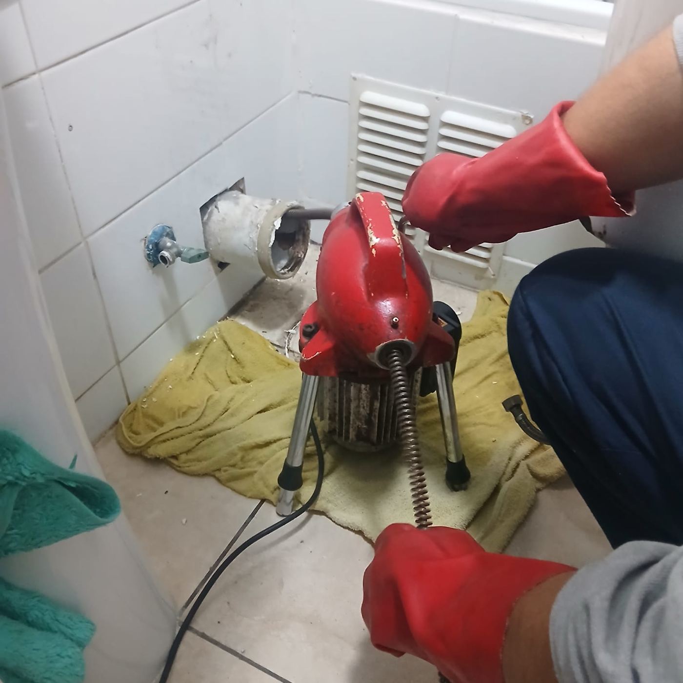 Destape de cañería con máquina destapadora